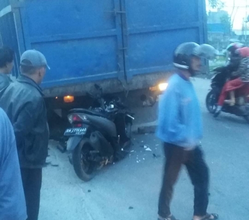 Tabrak Tronton di Jalan HR Subrantas Pekanbaru, Pengemudi Lexi Meninggal Dunia