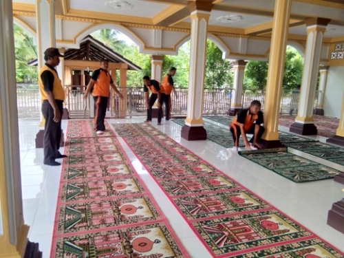 HUT ke-73 Bhayangkara, Polsek Mandah bersama Masyarakat Goro Bersihkan Rumah Ibadah