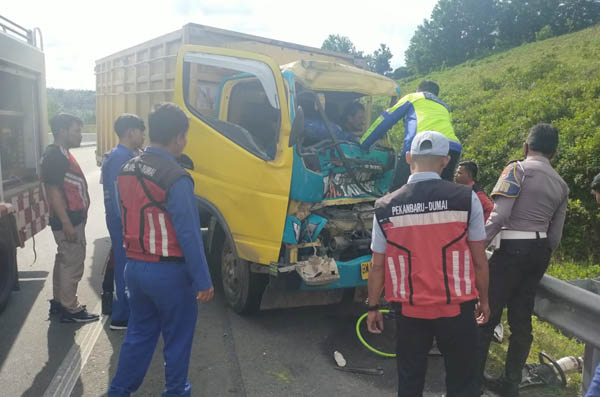 Tabrak Tronton di Jalan Tol Pekanbaru-Dumai, Dua Penumpang Mobil Cold Diesel Patah Kaki