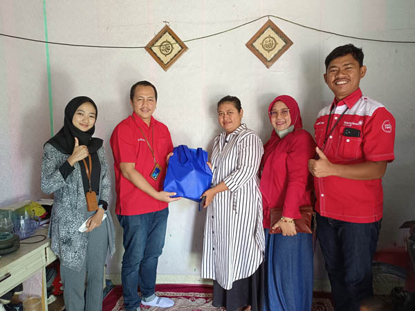 Dengarkan Langsung Kebutuhan Konsumen, GM Telkom Riau Daratan Kunjungi Rumah Pelanggan IndiHome