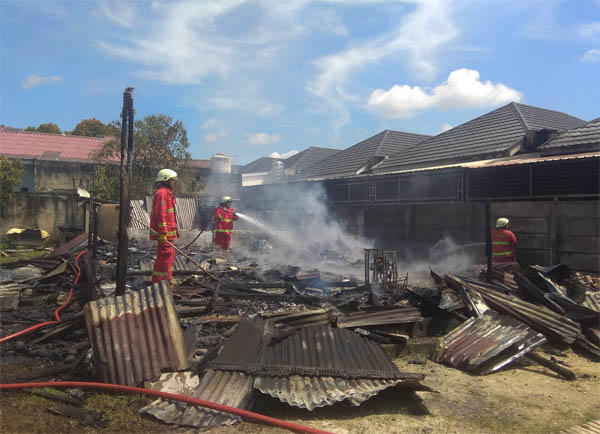Dua Rumah di Perumahan Amarilis Pekanbaru Hangus Terbakar