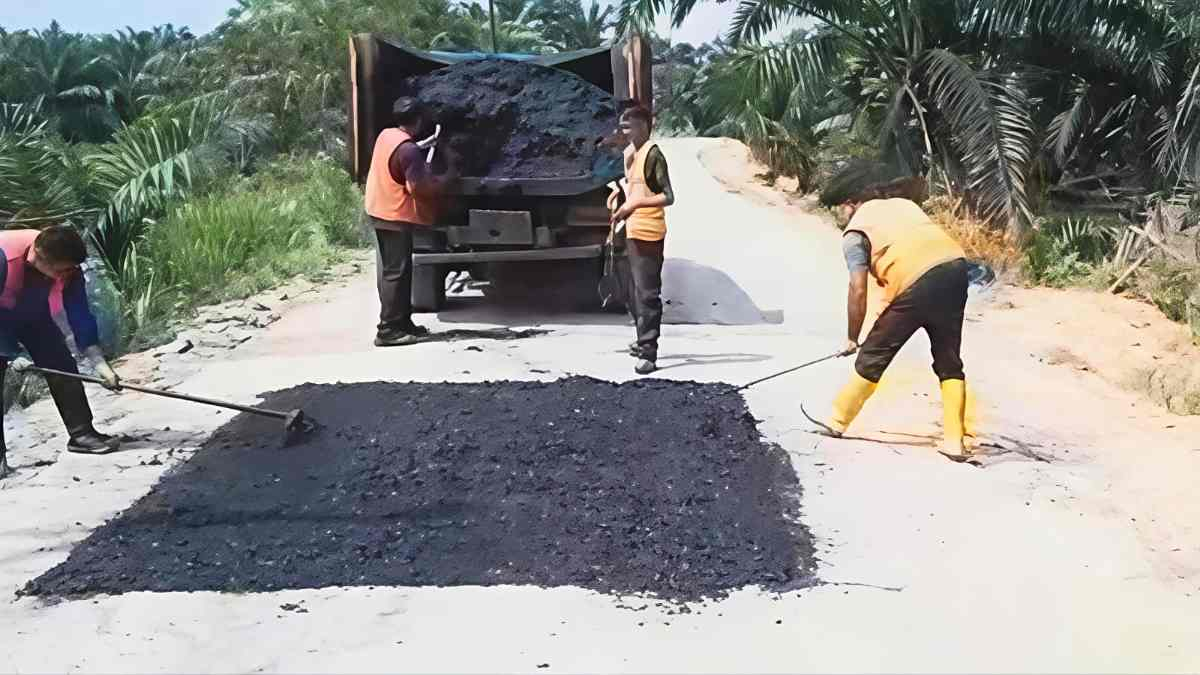 Pemprov Riau Kebut Perbaikan Jalan Simpang Perak Pelalawan Usai Viral