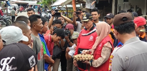 Kunjungi Korban Kebakaran di Jalan Kayu Jati, Bupati Inhil Serahkan Sejumlah Bantuan