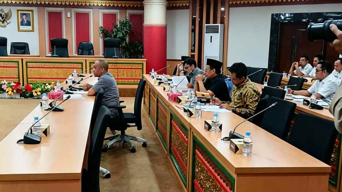 Bahas LKPJ Keuangan, Indra Gunawan Eet dan Parisman Absen di Rapat Banggar DPRD Riau
