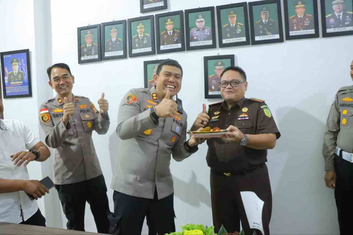 Peringati Hari Bhakti Adhyaksa ke-66, Kapolres Meranti Serahkan Tumpeng ke Kajari