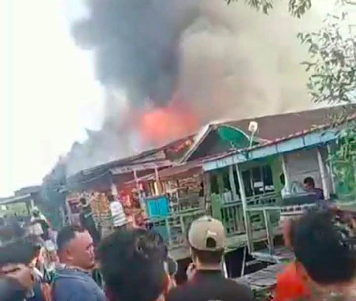 Empat Rumah Panggung Ludes Terbakar di Panipahan Darat, Tidak Ada Korban Jiwa