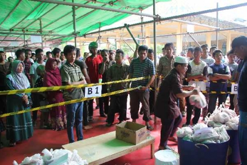 IMRA Riau Kompleks RAPP Bagikan 6.000 Kantong Daging Kurban ke Warga