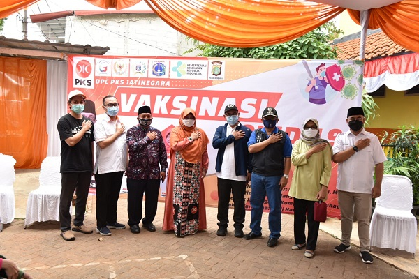 Vaksinasi di Jatinegara, PKS Tegaskan Siap Berkolaborasi Melayani Rakyat