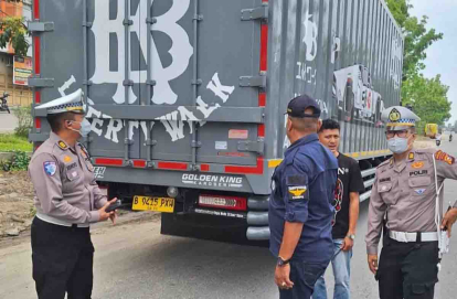 GoRiau Dishub Pekanbaru Tilang 30 Truk ODOL di Bundaran Tugu Songket