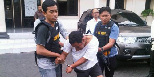 Polisi Ini Selamat dari Penembakan Berkat Pistol Perampok Terjatuh