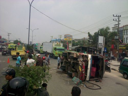 Minibus Terguling Depan Ramayana Panam, Akibatnya Soebrantas Macet Total