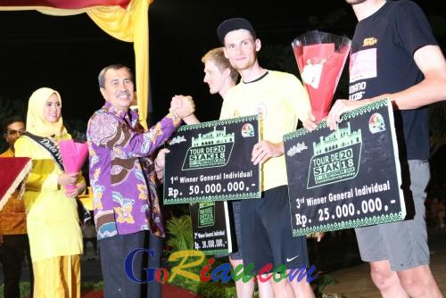 Ditutup Gubernur Riau Terpilih, Pembalap Tim Australia Bawa Ratusan Juta Rupiah dari Tour de Siak 2018