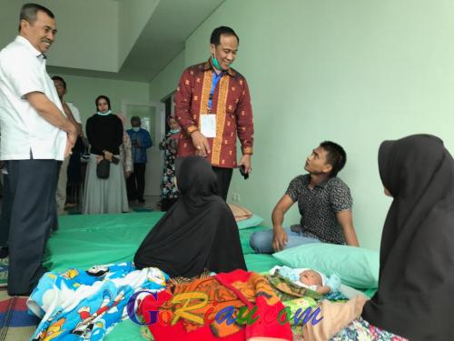 Gubri Syamsuar Lihat Bayi 9 Hari Dievakuasi di RSD Madani Pekanbaru
