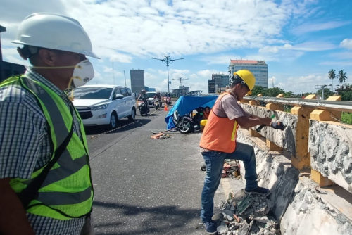 Membahayakan Pengendara, Ornamen Fly Over Jalan Jenderal Sudirman Pekanbaru Dicopot