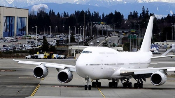 Bagian Mesin Boeing 747 Jatuh Timpa Rumah Warga