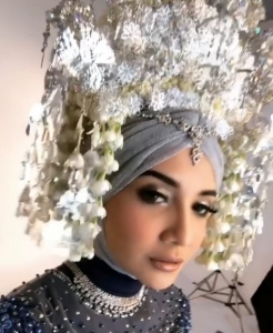 GoRiau Pakai Suntiang Pengantin Minang, Zaskia Sungkar Terlihat Sangat Cantik