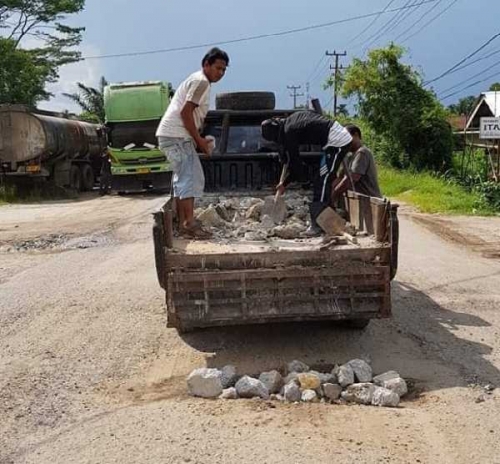 Rusak Parah Sejak 2015 Silam, Ruas Jalan Azki Aris Aniaya Warga Rengat Inhu