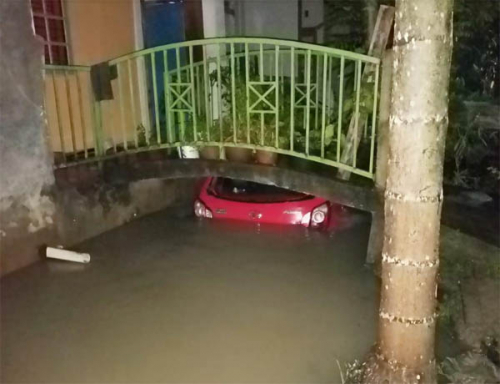 Hujan Lebat, Satu Unit Mobil Agya Merah Terseret Arus Banjir di Jalan Srikandi Tampan