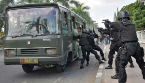 GoRiau Sekelompok Muslim Lindungi Umat Kristen Saat Bus Diserang Ekstrimis