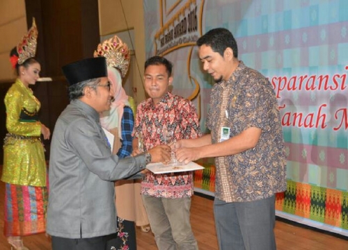 Sukses Implementasikan UU KIP, Inhu Borong 3 Penghargaan KI Riau Award 2016