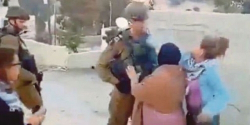 Remaja Putri Palestina dengan Gagah Berani Tampar Tentara Israel