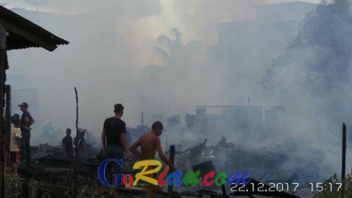 Kebakaran di Jalan Kayu Jati Tembilahan, Diperkirakan 10 Rumah Ludes