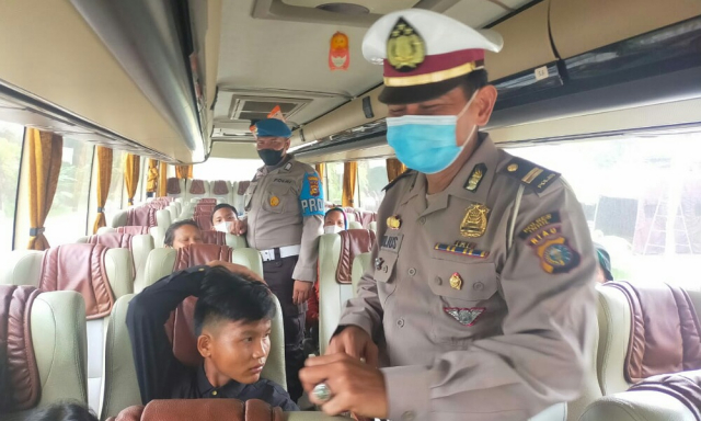 Polres Inhil Perketat Perbatasan Riau-Jambi, Pelaku Perjalanan Diminta Tunjukkan Surat Vaksin