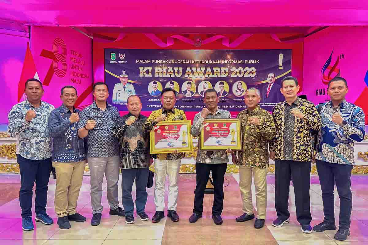Plt Bupati Asmar Terima Penghargaan Khusus pada Ajang Bergengsi Keterbukaan Informasi Publik KI Riau Award 2023