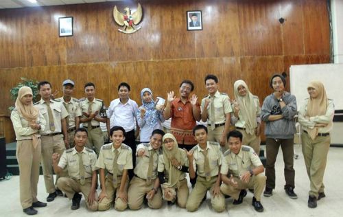 Tebar Virus Menulis, FAM Indonesia Kunjungi SMK Teknik PAL Surabaya