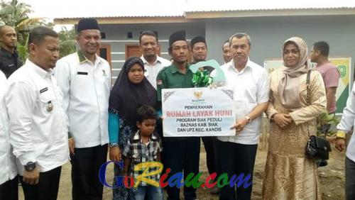 Baznas Kabupaten Siak Salurkan Bantuan RLH di Kecamatan Kandis