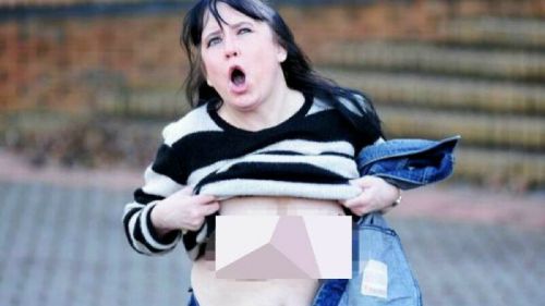 Waduh, Wanita Muda Tersangka Kasus Asusila Pamerkan Payudara ke Wartawan, Ini Fotonya