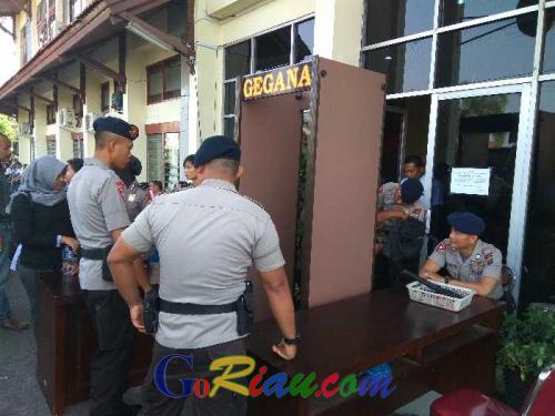Akses Jalan Ditutup, Pengadilan Negeri Pekanbaru Dijaga Ketat Ratusan Polisi Bersenjata, Pintu Masuk Dipasangi Metal Detektor