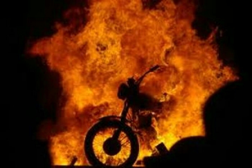 Gara-gara Terjebak di Lokasi Karlahut, Sepeda Motor Warga Gayung Kiri Rangsang Terbakar