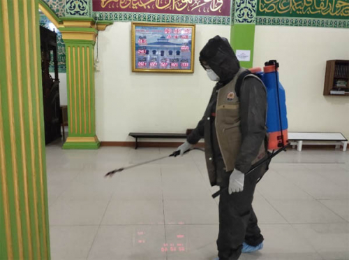 Tanggap Darurat Covid-19, Ketua DPRD Pekanbaru Semprot Masjid Ar-Rosyidin dengan Disinfektan
