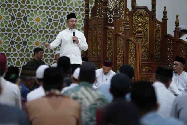 Safari Ramadan di Pelalawan, Gubernur Riau Serahkan Bantuan Rp122 Juta Lebih