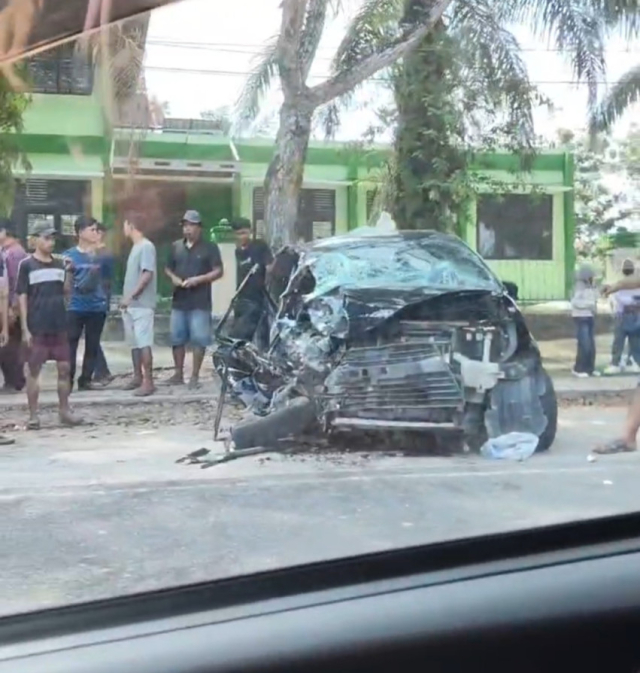 Kecelakaan Parah di Jalan Yos Sudarso Hancurkan Kedai Warga dan Kendaraan