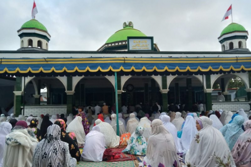 Tarawih Berjamaah di Surau, Sebagian Umat Islam di Sumbar Mulai Puasa Hari Ini