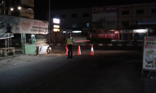 Polisi Tutup Jalan HR Subrantas Kamis Malam, Kendaraan Menumpuk di Simpang Kualu