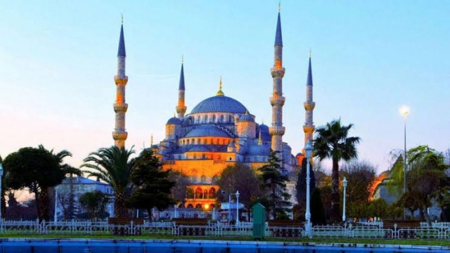 Kisah Mualaf Dosen Psikologi, Semangat Pelajari Islam Usai Kunjungi Masjid Biru