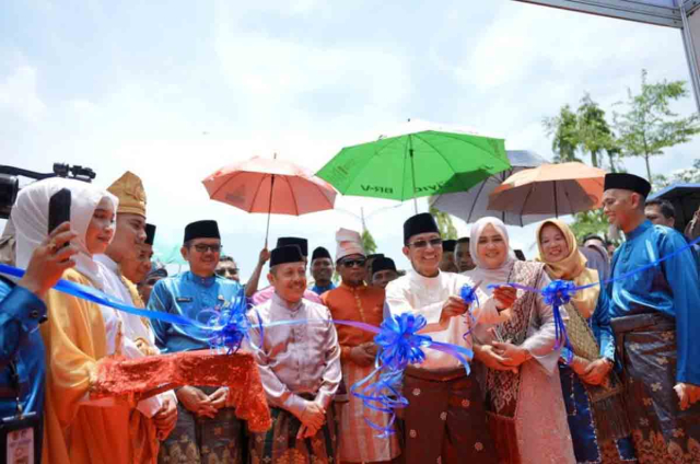 Pj Sekdaprov Riau Indra Lepas Peserta Pawai Taaruf dan Resmikan Bazar MTQ