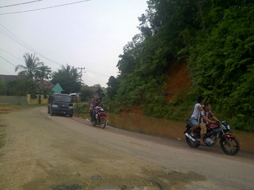 Hingga Pagi Ini, Longsor Masih Tutupi Ruas Jalan Provinsi di Sentajo