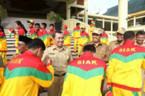 Janjikan Bonus yang Berprestasi, Bupati Syamsuar Lepas 196 Atlet Popda Siak ke Pekanbaru