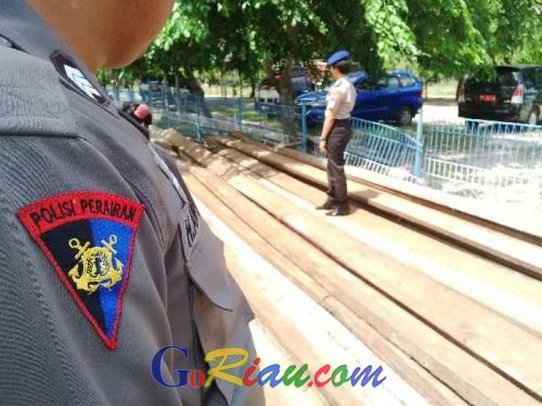 Satpol Air Polres Dumai Amankan 4 Ton Kayu Tak Bertuan