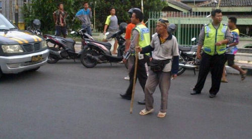 Kakek Bertongkat Bambu Bubarkan Balapan Liar, Polisi Malah Tak Setuju