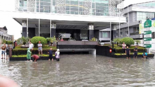Hingga Sore Ini Puluhan Kendaraan Masih Terjebak Banjir Setinggi Hampir 2 Meter di Basement Grand Central Hotel Pekanbaru