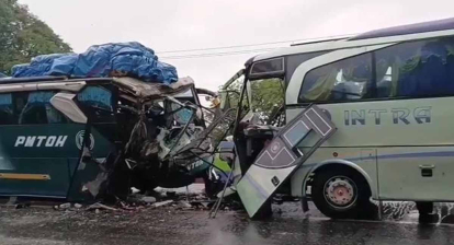 GoRiau Dua Bus Tabrakan di Jalan Lintas Riau - Sumut