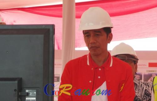 Puji Kecepatan Progres Jalan Tol Pekanbaru-Dumai, Jokowi: Cepat Banget, Bayarannya Malah Telat
