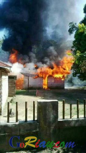 Pagi Tadi, Dua Rumah Warga Rengat Hangus Terbakar, Api Diduga Berawal dari Dapur