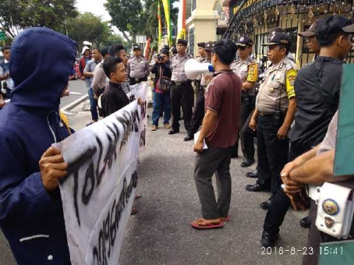 Tolak Deklarasi #2019GantiPresiden, Masa GMPR Gelar Aksi Damai di Polda Riau