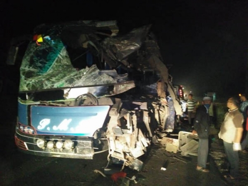 Goriau Bus Pmh Tabrak Tronton Di Rokan Hilir 6 Penumpang Tewas